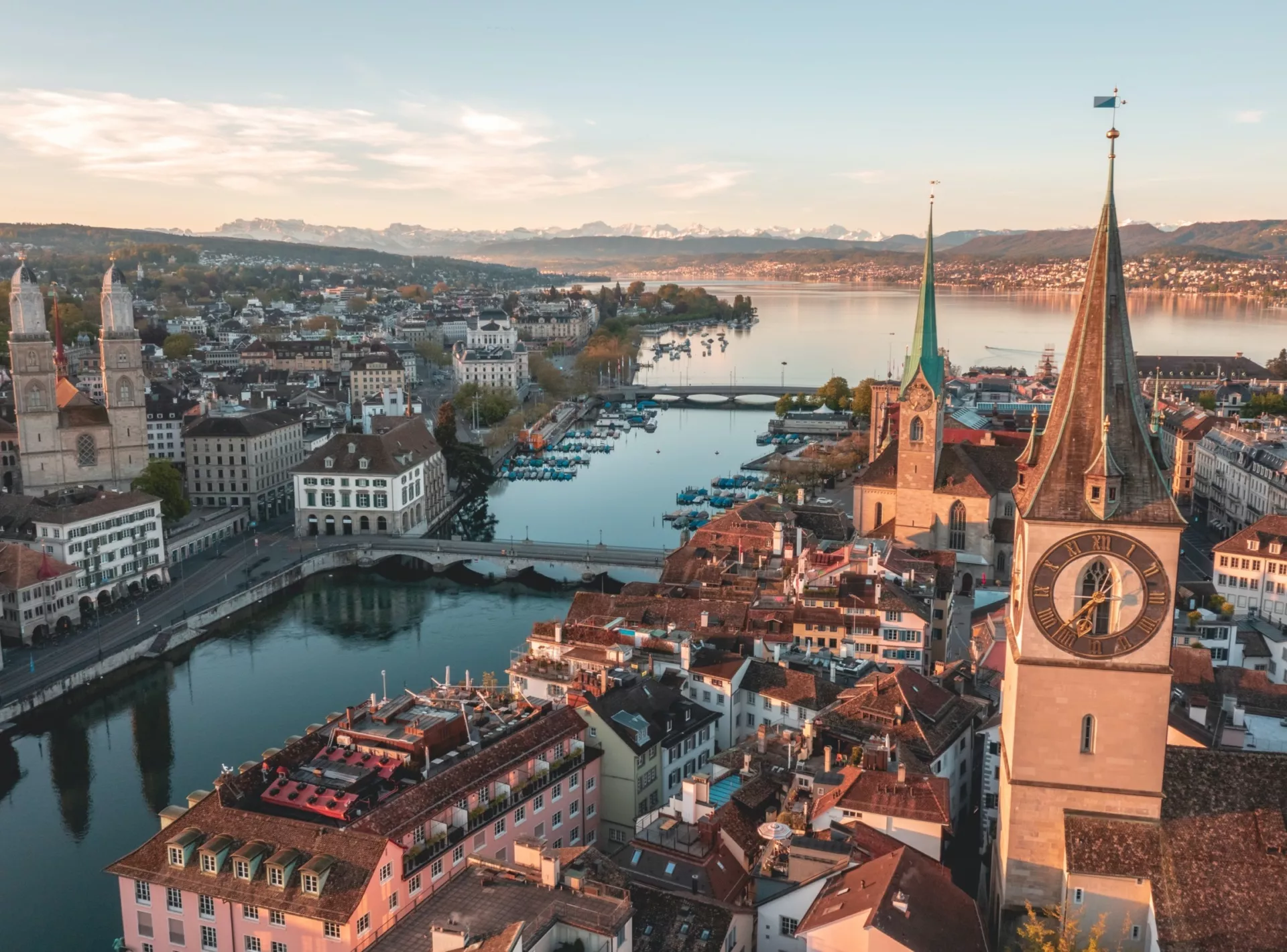 Luftaufnahme von Zürich, der pulsierenden Metropole der Schweizer Vermögensverwaltung.